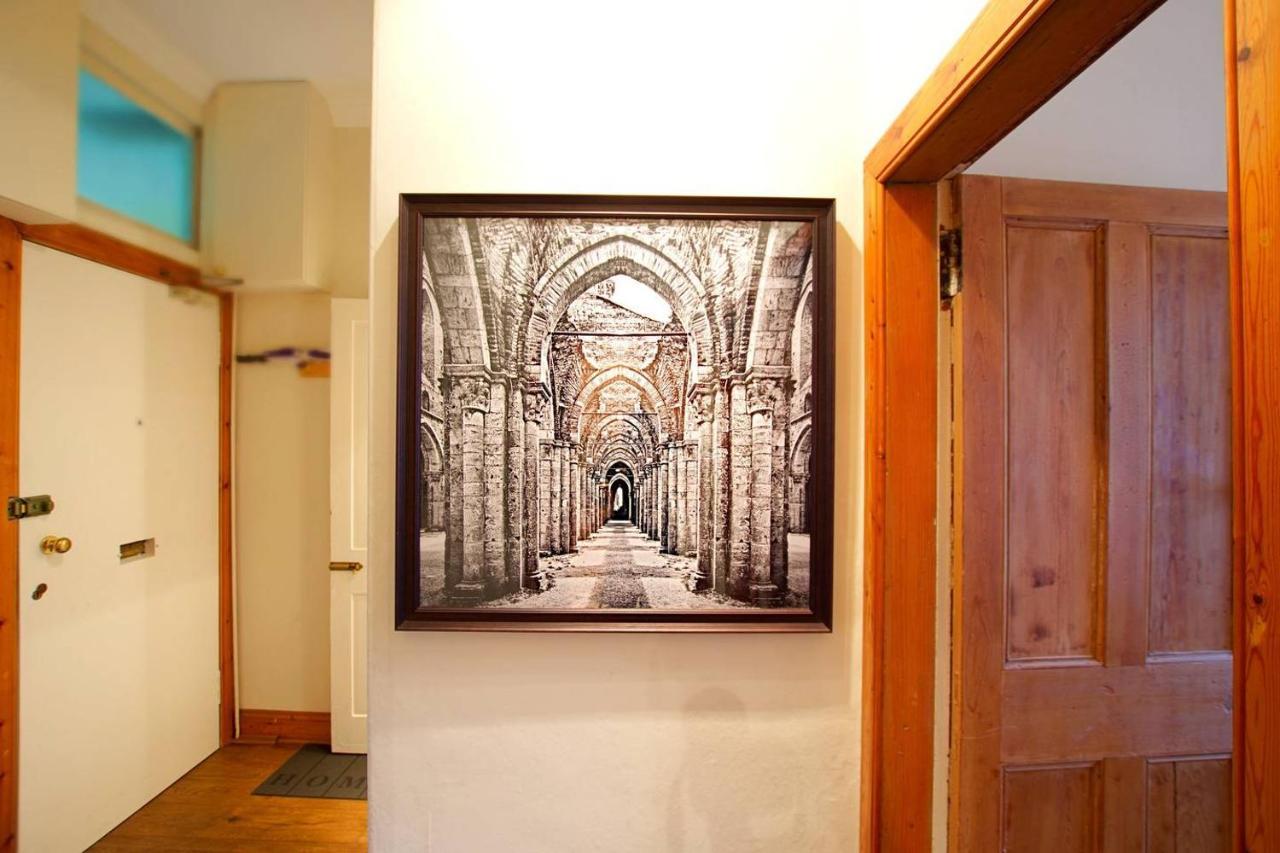 Joivy Classic Apt With Castle Views In Old Town Эдинбург Экстерьер фото