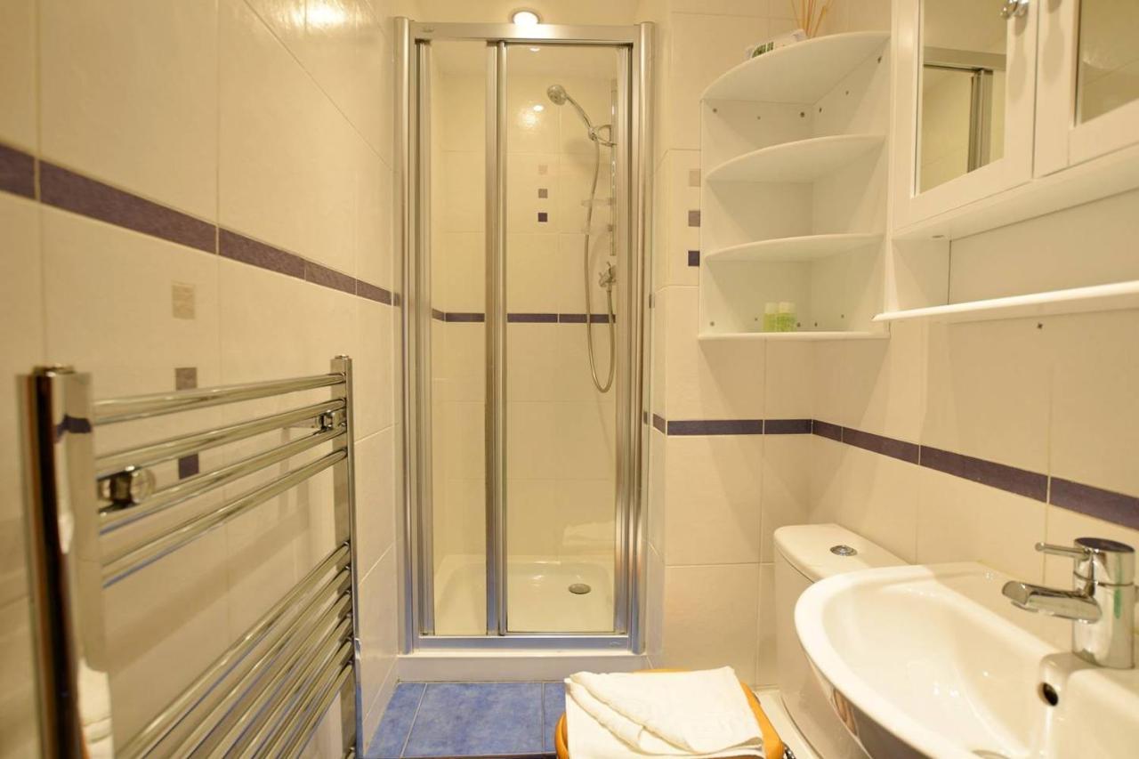 Joivy Classic Apt With Castle Views In Old Town Эдинбург Экстерьер фото